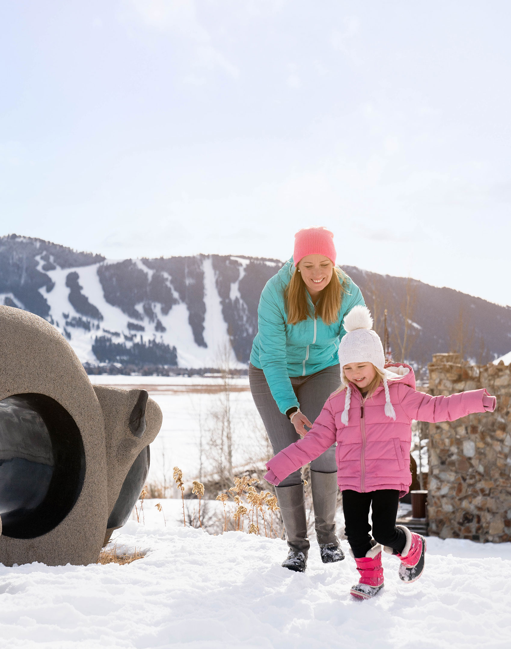 New-Thought-National-Museum-of-Wildlife-Art-Ad-Photography-Mom-And-Daughter-Playing-On-Sculpture-Trail-Winter-halffullscreen